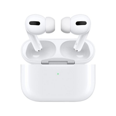 Auriculares sem fios brancos em estojo de carregamento branco aberto