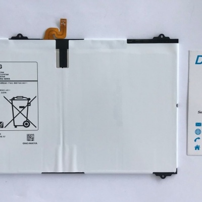 Bateria Samsung branca com etiqueta técnica e cartão de visita da Dr Phone em fundo branco