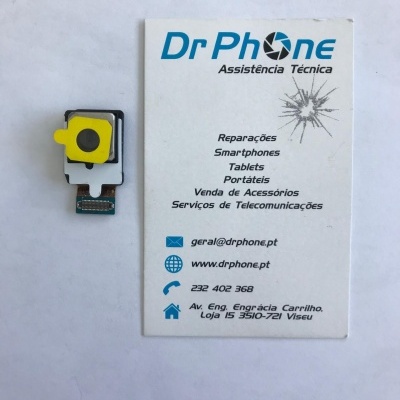 Peça eletrónica amarela e preta ao lado de cartão de visita Dr Phone em fundo branco