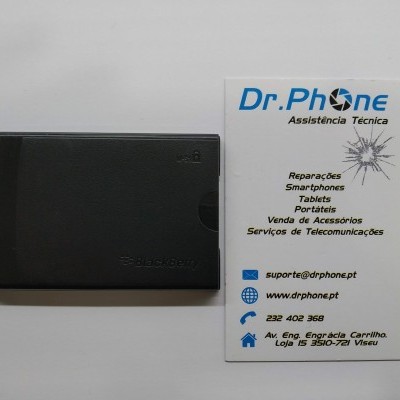 Carteira preta ao lado de cartão de visita da empresa Dr.Phone