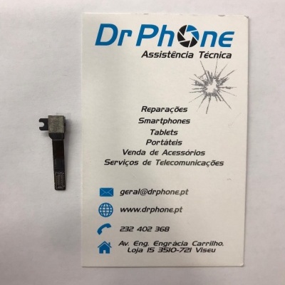Cartão de visita da DrPhone Assistência Técnica ao lado de um pequeno componente eletrônico