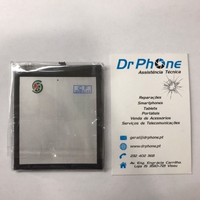 Película protetora em embalagem transparente ao lado de cartão de visita da loja Dr Phone com informações de contacto.