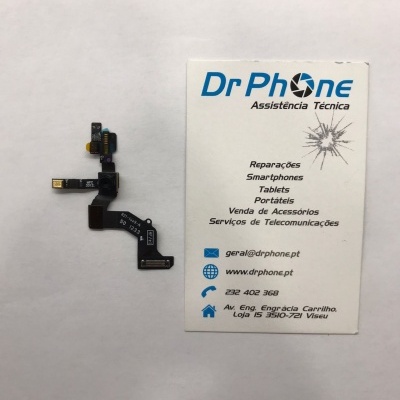 Componente eletrónico para smartphone e cartão de visita de assistência técnica sobre fundo branco