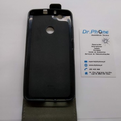 Capa preta para smartphone junto a cartão de assistência técnica