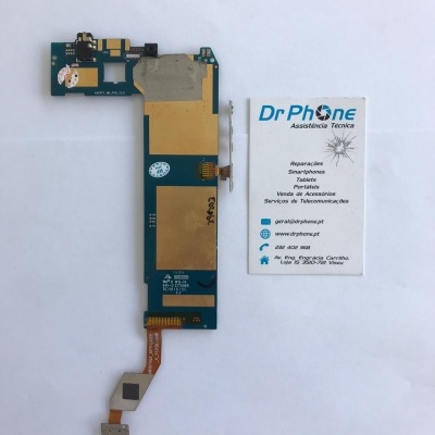 Placa eletrónica azul com componentes dourados e cartão de assistência técnica