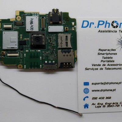 Placa eletrónica verde e cartão da assistência técnica Dr.Phone