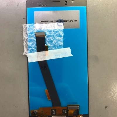 Ecrã smartphone preto com fita flexível, etiqueta e fita adesiva sobre superfície cinzenta