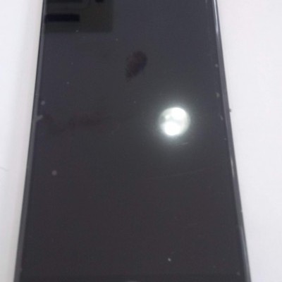 Ecrã frontal preto de smartphone com botão home e conector flex