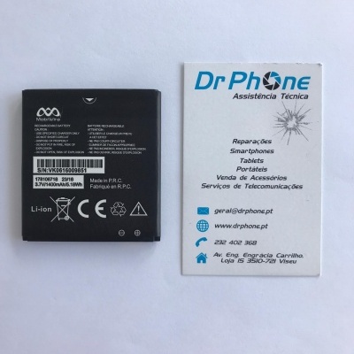 Bateria preta para dispositivo móvel ao lado de cartão de visita da assistência técnica Dr Phone