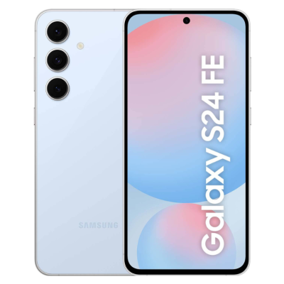 Smartphone Samsung Galaxy S24 FE azul claro com três câmaras traseiras e ecrã frontal com texto