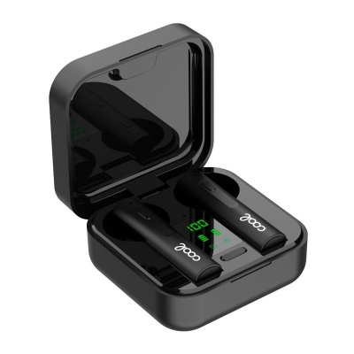 Auriculares sem fios pretos no estojo de carregamento com visor LED