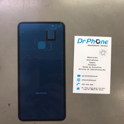 Capa traseira azul escura de smartphone e cartão de visita DrPhone sobre superfície cinzenta