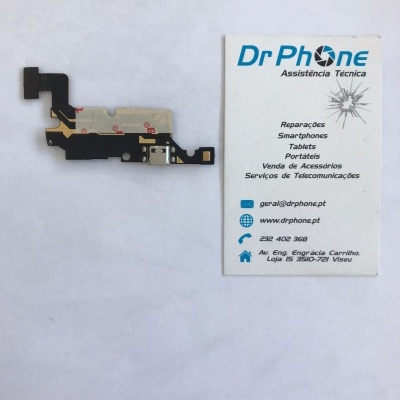 Peça eletrónica para smartphone junto a cartão de visita da Dr Phone