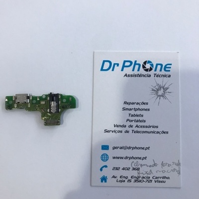 Placa eletrónica verde e cartão de visita da DrPhone com texto e símbolo