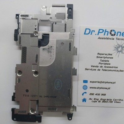 Placa metálica de circuito para smartphone ao lado de cartão de visita da Dr.Phone