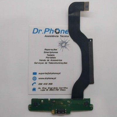 Placa eletrónica verde com cartão de visita da Dr.Phone Assistência Técnica