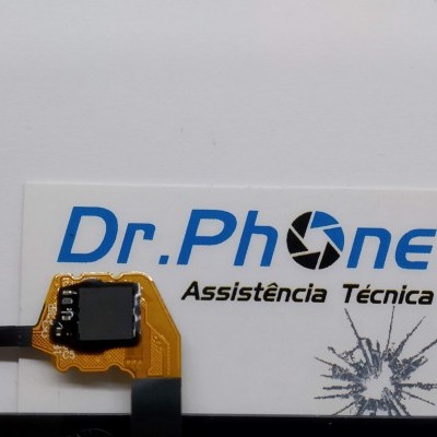 Peça eletrónica sobre papel com texto Dr.Phone Assistência Técnica e gráfico de vidro partido