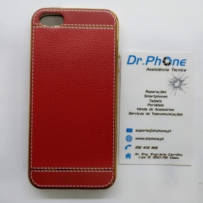 Capa vermelha para smartphone com textura tipo couro ao lado de cartão Dr.Phone