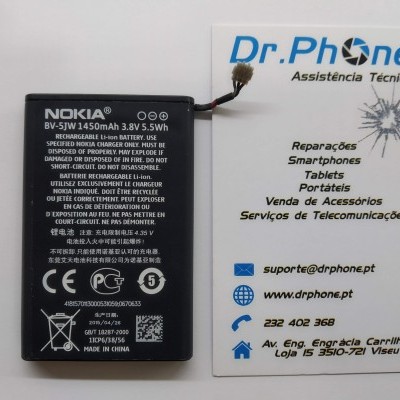 Bateria recarregável Nokia BV-5JW preta ao lado de cartão de visita Dr.Phone