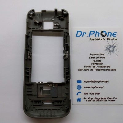 Estrutura plástica cinzenta para smartphone vista da traseira ao lado de cartão de visita Dr.Phone