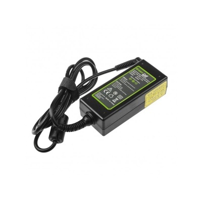 Carregador preto para portátil com informações técnicas na etiqueta.