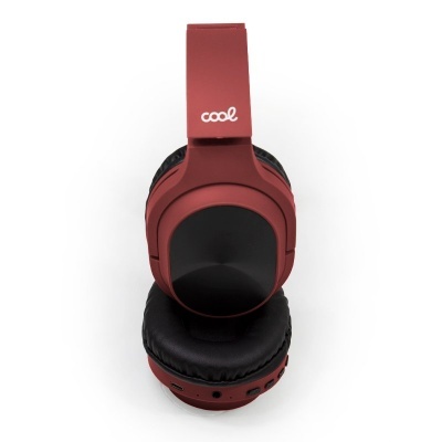 Auriculares vermelhos e pretos com a palavra 'cool' na faixa de cabeça