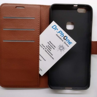 Capa carteira castanha para smartphone com suporte preto e cartão DR-Phone colocado no suporte
