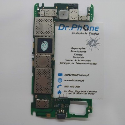 Placa eletrónica de smartphone com cartão de visita da empresa Dr. Phone