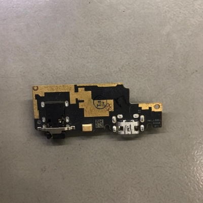Placa eletrónica pequena com porta micro USB e componentes dourados