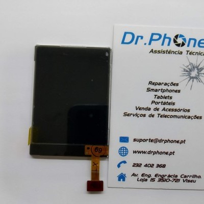 Display preto retangular com conector flexível e cartão de visita Dr.Phone com contacto técnico.