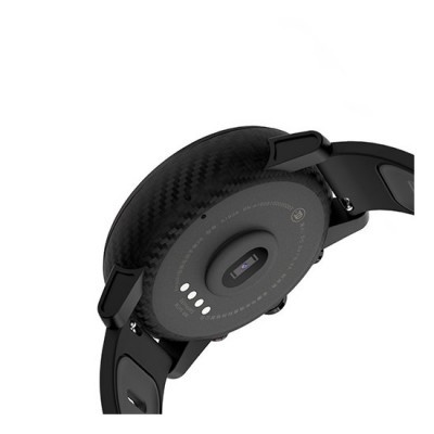 Relógio inteligente preto com padrão de fibra de carbono na parte traseira