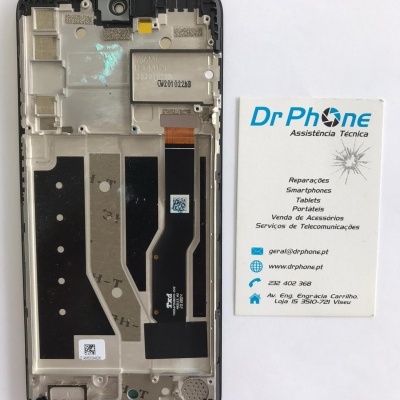 Interior de telemóvel sem a tampa traseira e cartão de visita da Dr Phone ao lado