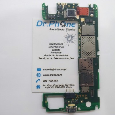 Placa eletrónica verde com componentes metálicos e cartão de visita branco com texto azul e preto.