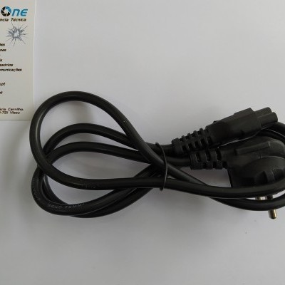 Cabo elétrico preto com duas fichas macho e uma ficha fêmea junto a cartão de visita