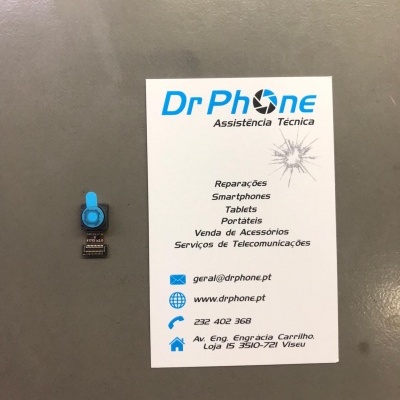 Componente eletrónico com fita azul junto a cartão de visita da Dr Phone com informações de assistência técnica