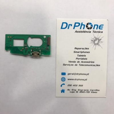 Placa eletrónica verde ao lado de cartão de visita branco da Dr Phone