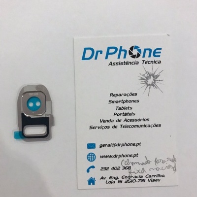 Pieza de hardware para smartphone junto a tarjeta de visita de assistência técnica