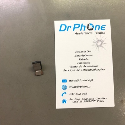 Cartão de visita da Dr Phone com pequeno componente eletrónico ao lado