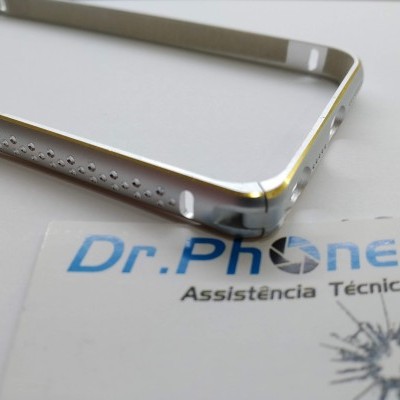 Estrutura metálica para telemóvel sobre cartão de assistência técnica.