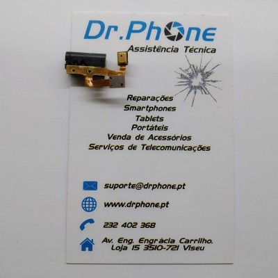 Peça eletrónica pequena sobre cartão de visita da empresa Dr.Phone Assistência Técnica