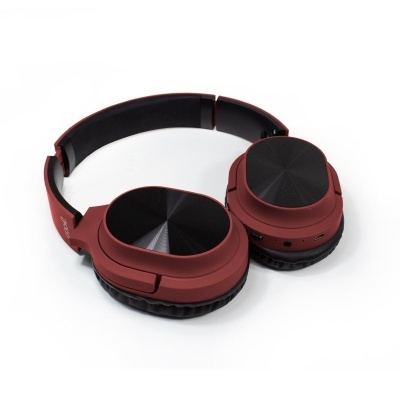 Auriculares over-ear vermelhos escuros com detalhes pretos e superfície metálica circular