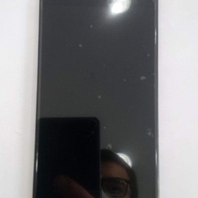 Ecrã tátil preto para smartphone com botão branco e conector flexível em fundo branco