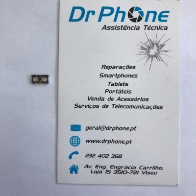 Cartão de visita da Dr Phone Assistência Técnica junto a um pequeno componente eletrónico