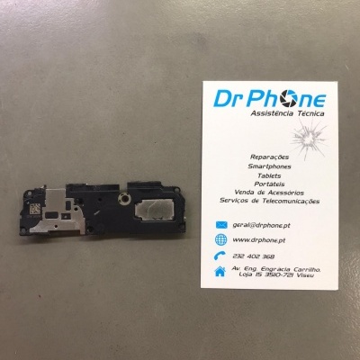 Componente eletrónico negro e cartão de visita Dr Phone sobre superfície cinzenta