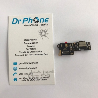 Cartão de visita da Dr Phone e peça eletrónica pequena sobre fundo branco
