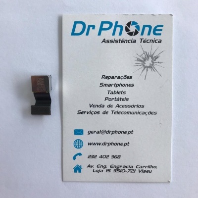 Pequena peça eletrónica ao lado de cartão de visita Dr Phone em fundo branco