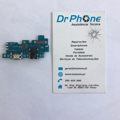 Placa eletrónica azul com cartão de visita branco da empresa Dr Phone