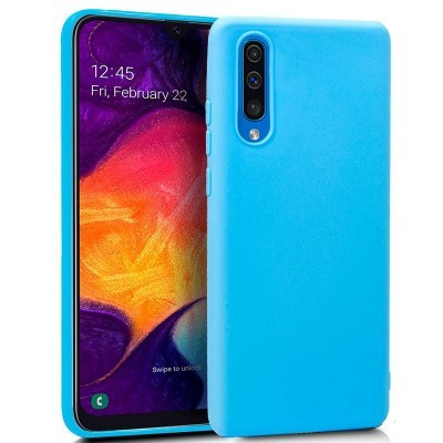 Smartphone com capa azul clara e ecrã ligado a mostrar data e hora