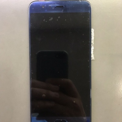 Ecrã tátil novo de telemóvel com moldura azul e conector flexível