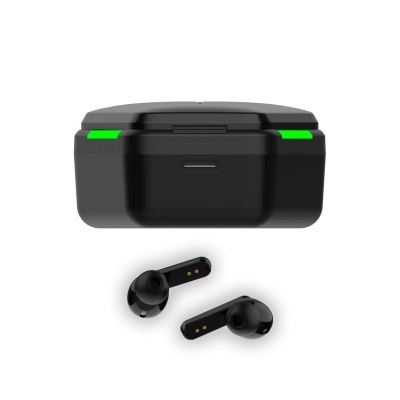 Auriculares sem fios pretos com estojo de carregamento preto com luzes verdes